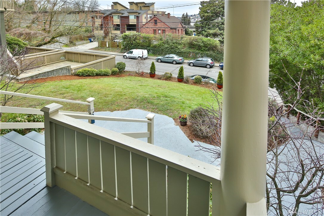 Property Photo: 1606 Lakeview Blvd E WA 98102
