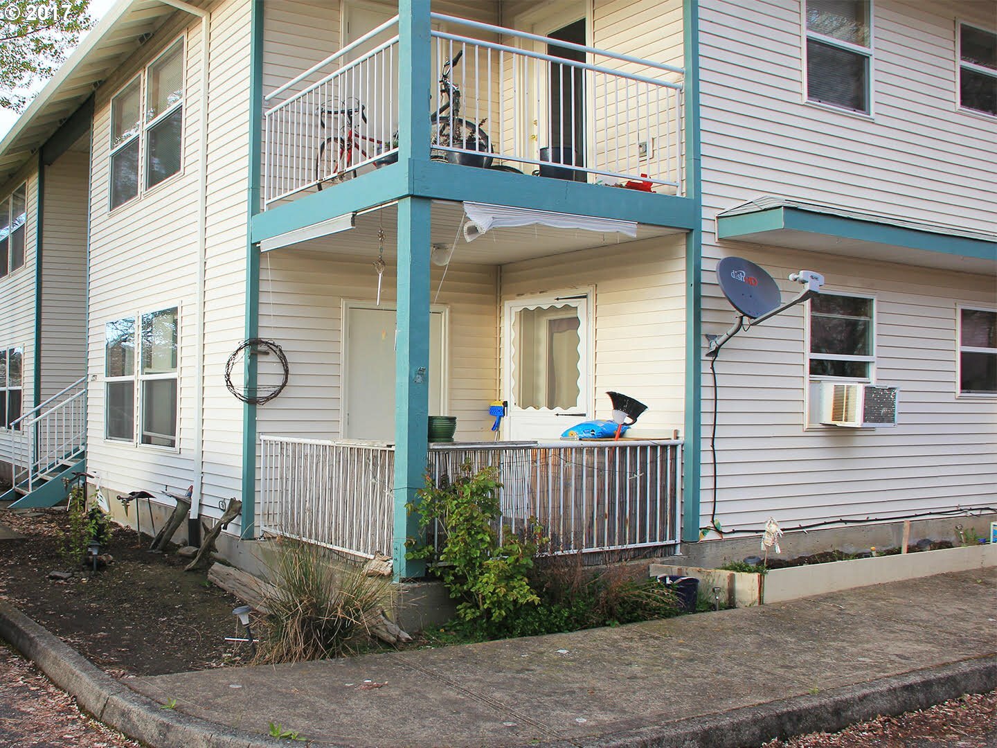Property Photo: 2239 Hawthorne St 4 OR 97116
