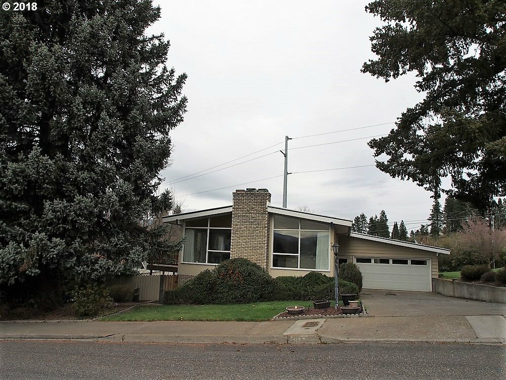 Property Photo:  917 W 23rd  OR 97058 