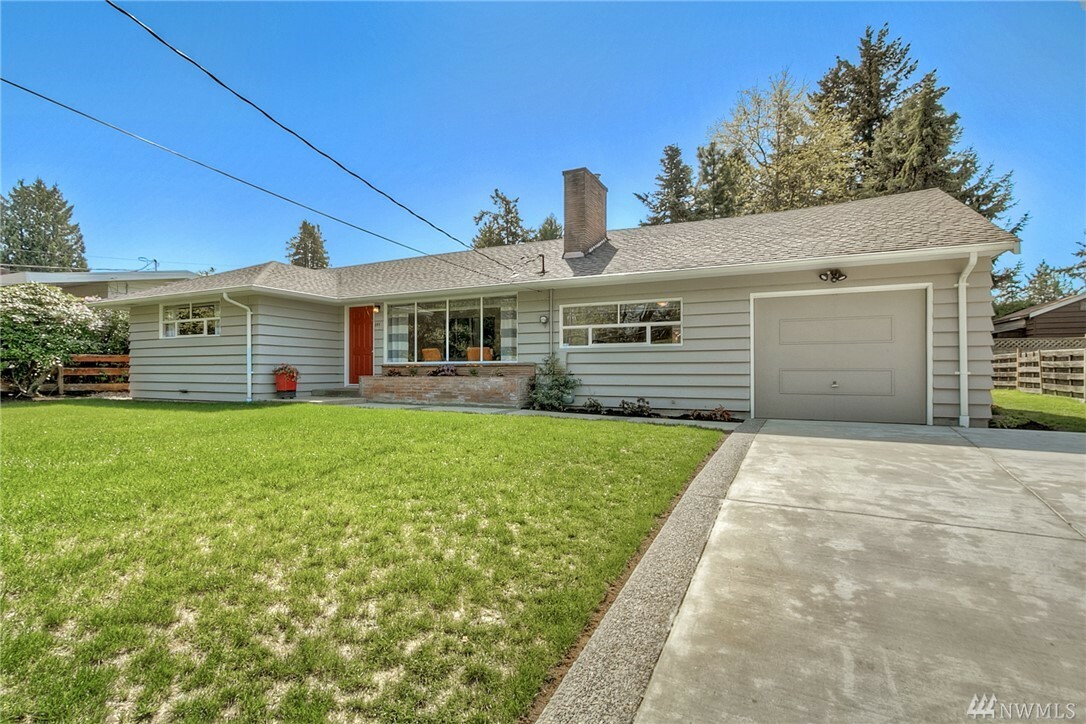 Property Photo:  643 SW Normandy Rd  WA 98166 