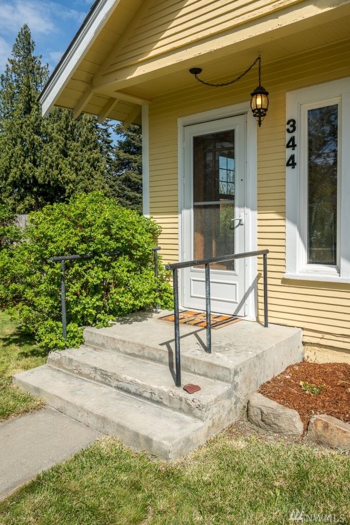 Property Photo:  344 Terminal St  WA 98801