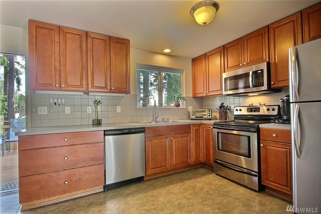 Property Photo:  425 N 141st St  WA 98133 