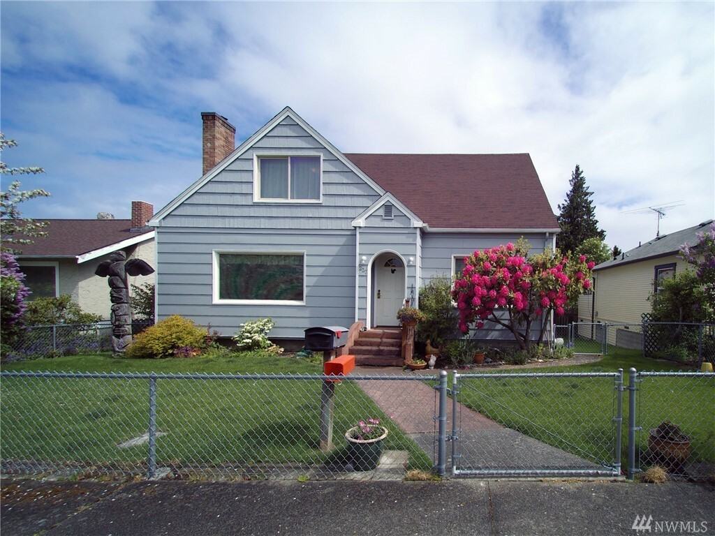 Property Photo:  227 E 12th St  WA 98362 