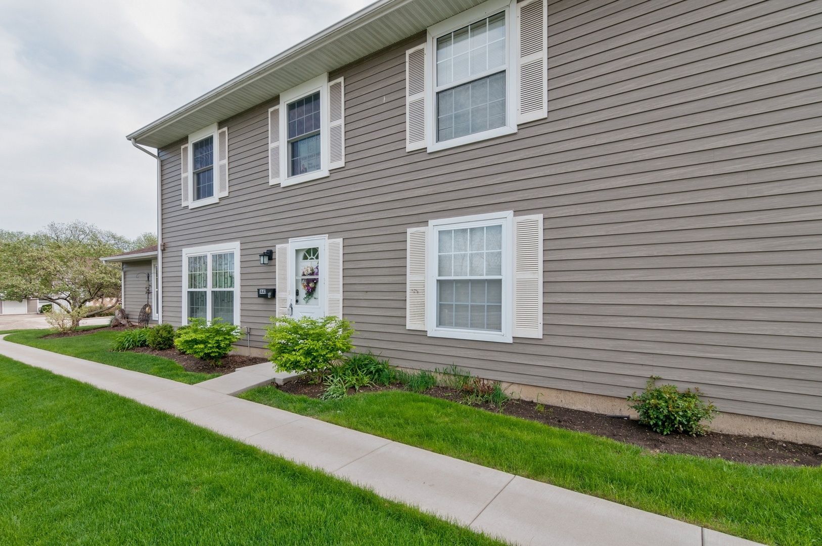 Property Photo: 1441 Woodcutter Lane B IL 60189