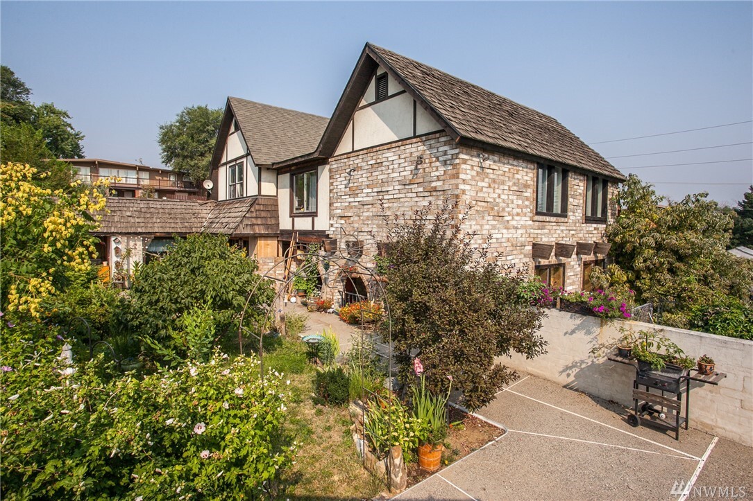 Property Photo: 1204 S Mission St WA 98801