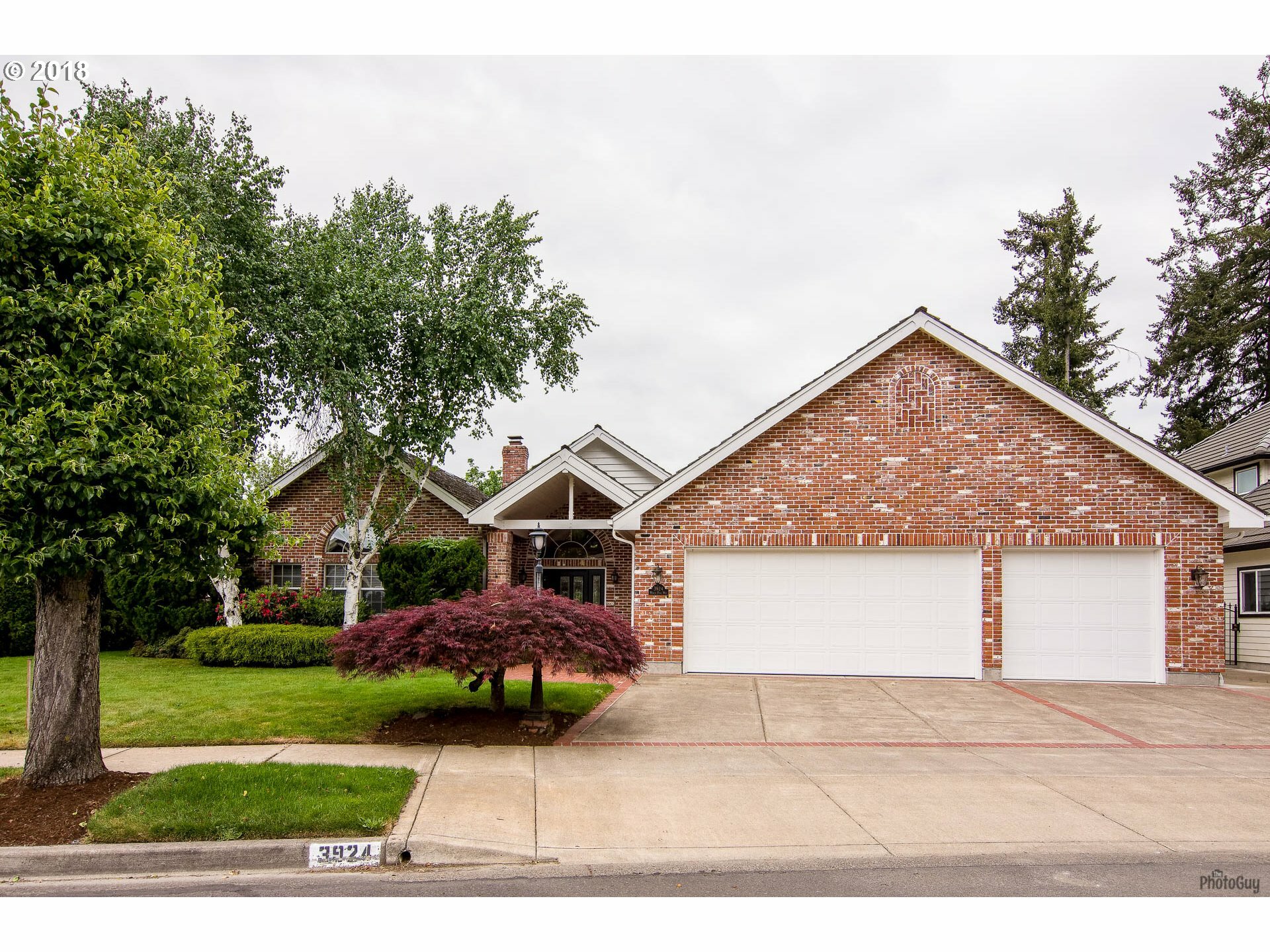 Property Photo: 3924 Mirror Pond Way OR 97408