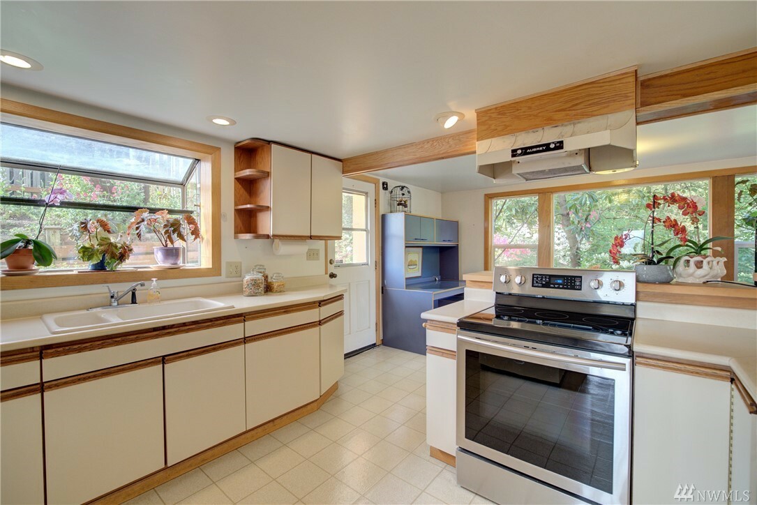 Property Photo: 8432 S 123 Place WA 98178