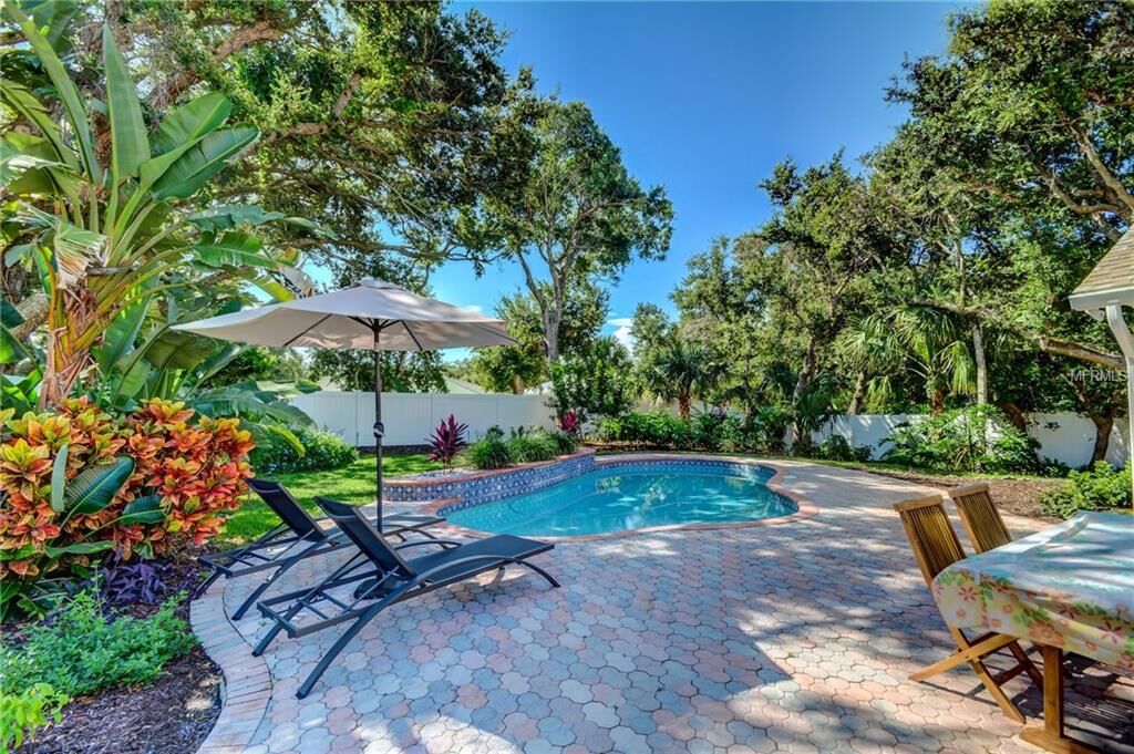 Property Photo: 815 E 7th Avenue FL 32169