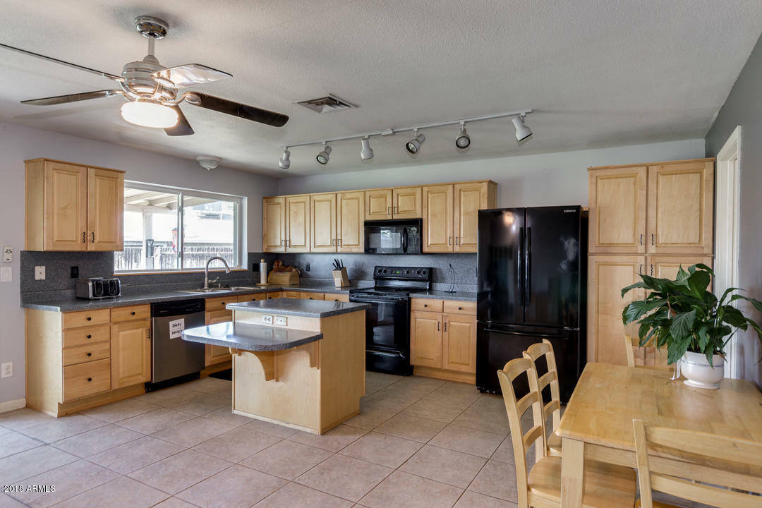 Property Photo:  1502 S Windsor Circle  AZ 85204 