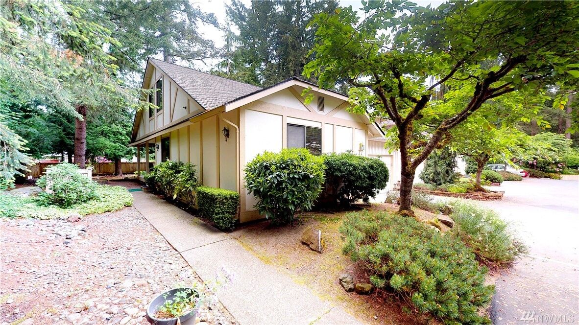 Property Photo:  1805 Village Green Dr 17  WA 98012 