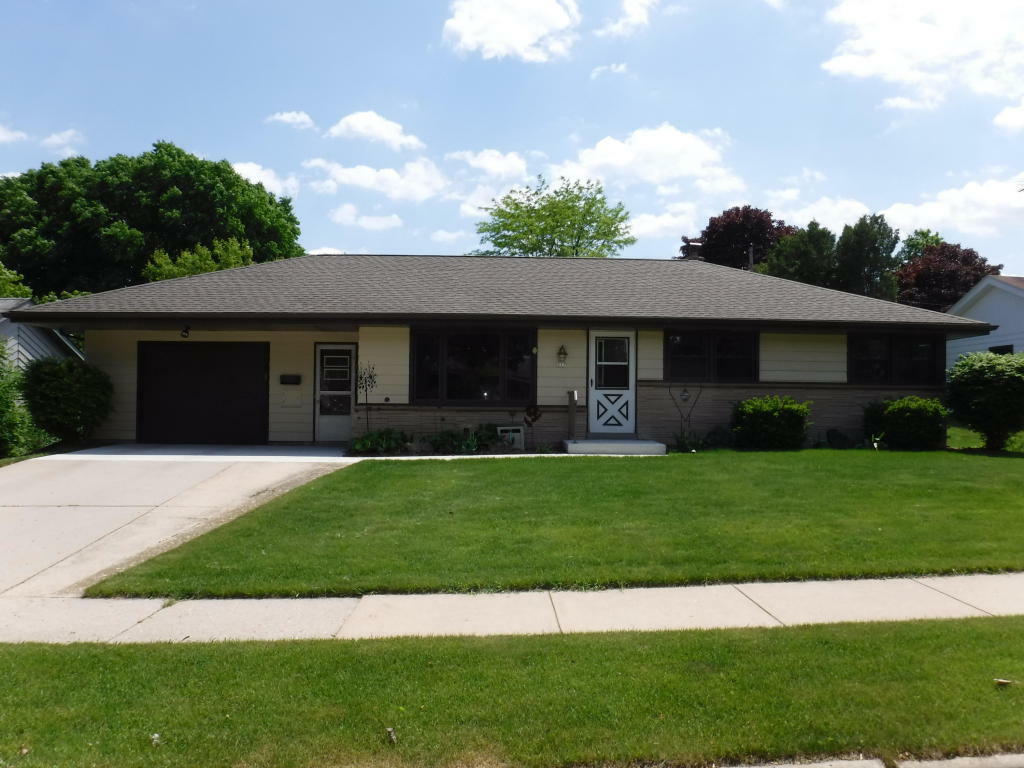 Property Photo:  217 E Antoine Dr  WI 53074 