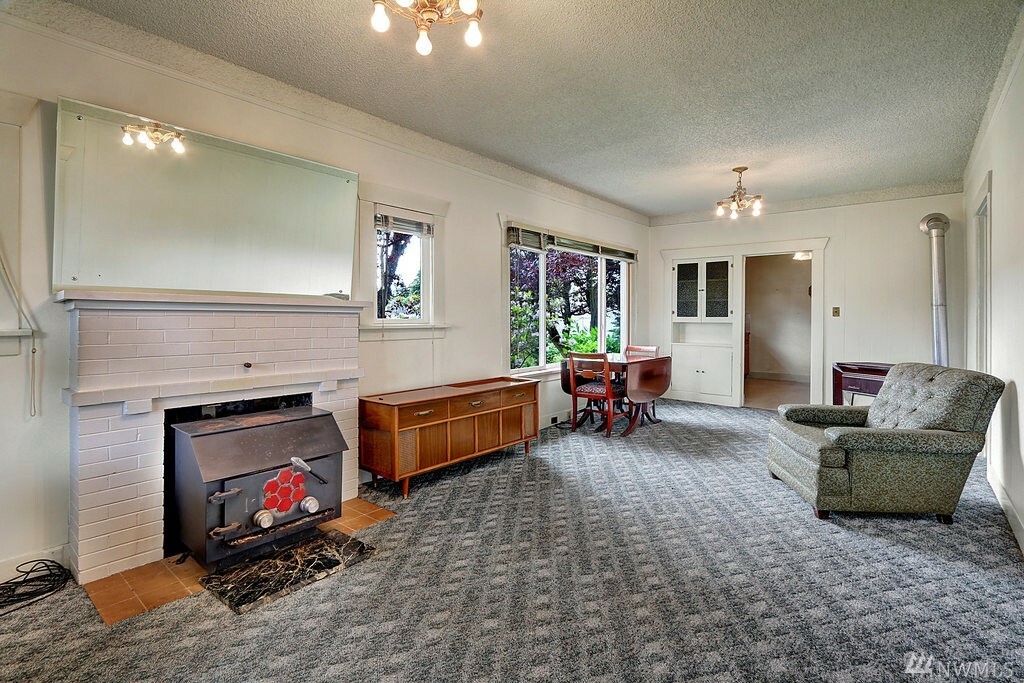 Property Photo:  3014 19th St  WA 98201 