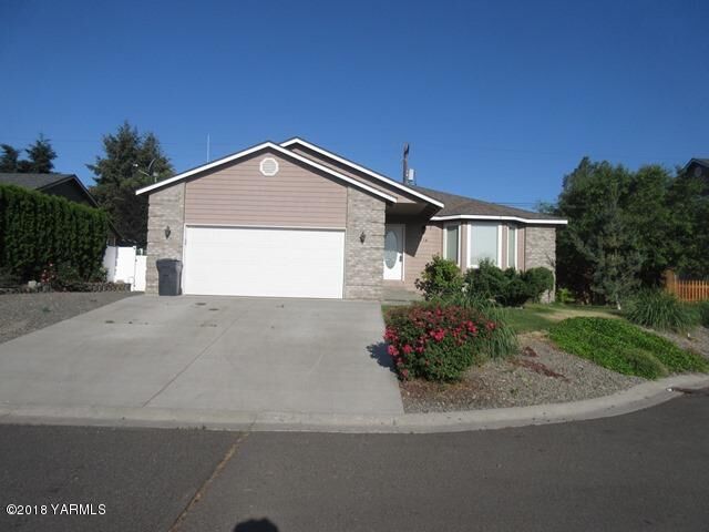 Property Photo:  918 Crestview Ct  WA 98942 