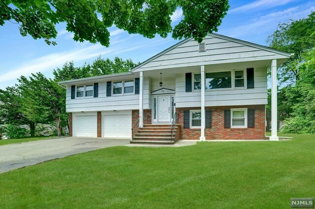 Property Photo:  5 Tufts Court  NJ 07652 