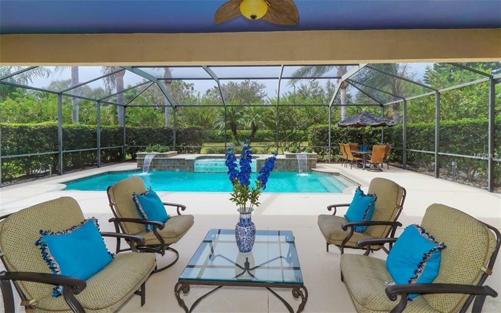 Property Photo: 1118 Brambling Court FL 34212