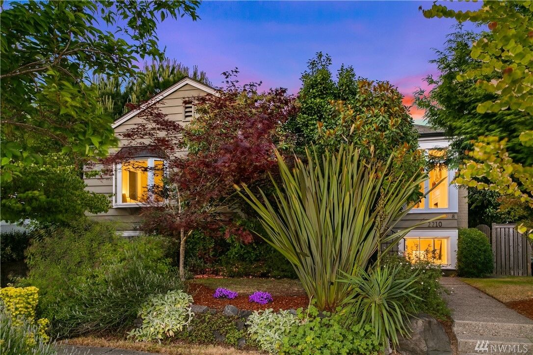 Property Photo:  2210 31st Ave S  WA 98144 