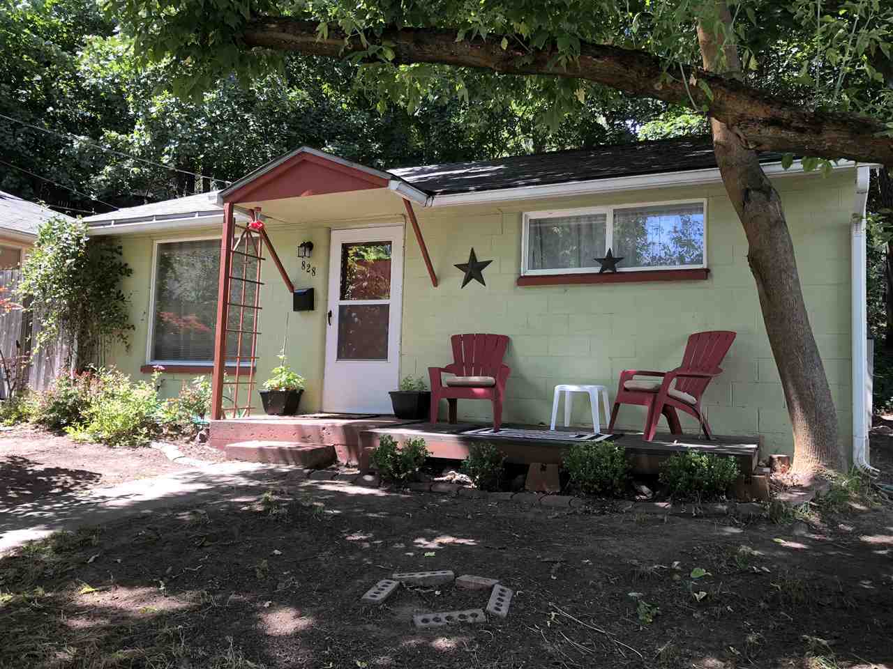 Property Photo:  828 S Chandler St  WA 99202 