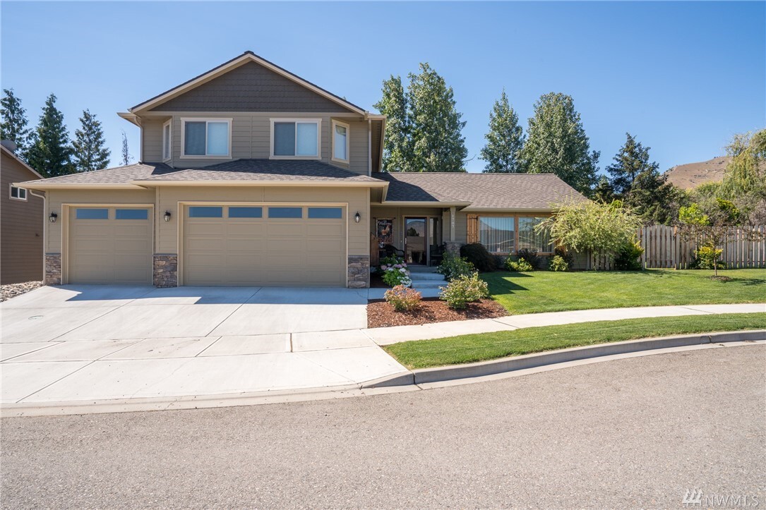 Property Photo:  1707 Toaimnic Dr  WA 98801 