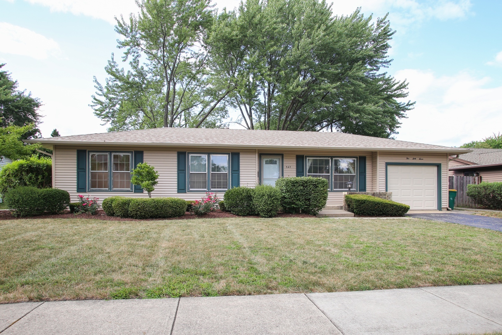 Property Photo:  567 Northampton Circle  IL 60007 