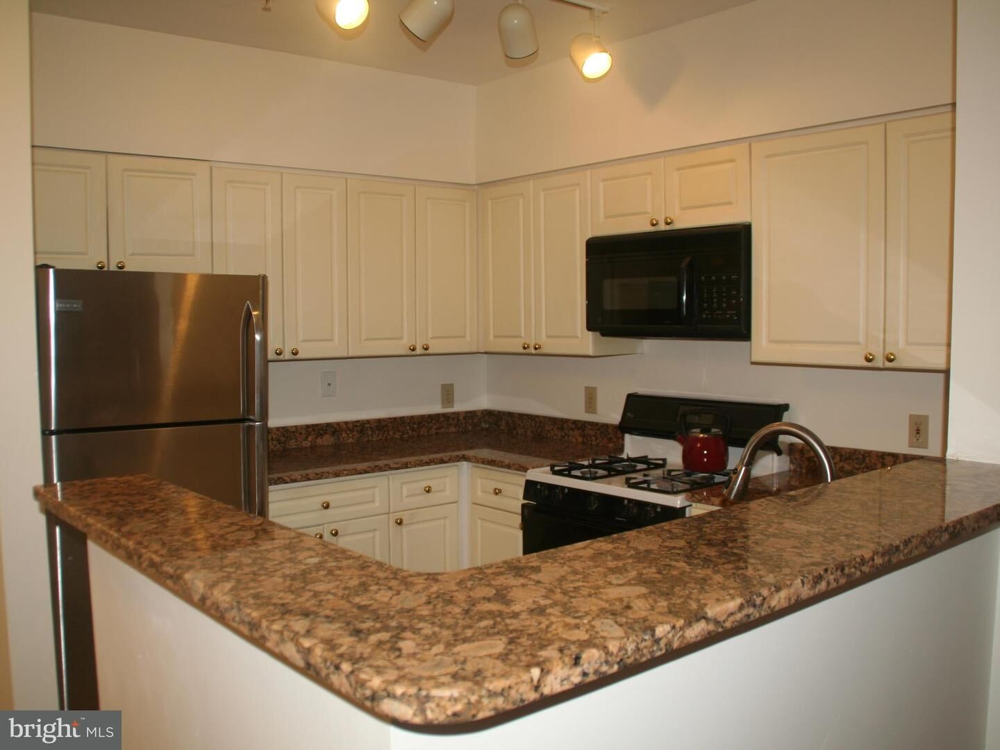 Property Photo: 2204 Westcourt Lane 218 VA 20170