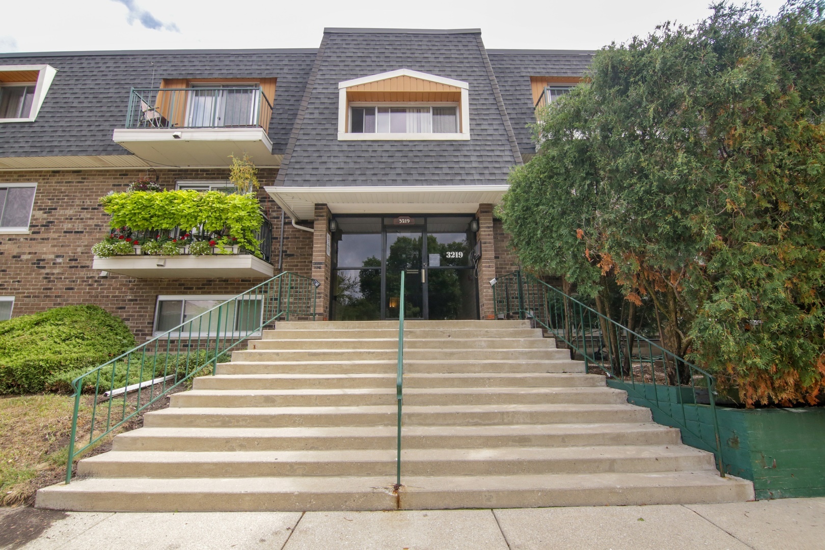 Property Photo: 3219 Parkway Drive 1E IL 60062