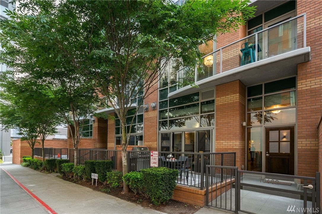 Property Photo: 10682 NE 9th Place Th-22 WA 98004