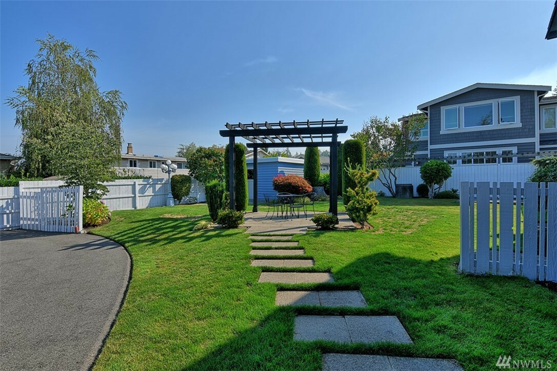 Property Photo:  747 Spruce St  WA 98020 