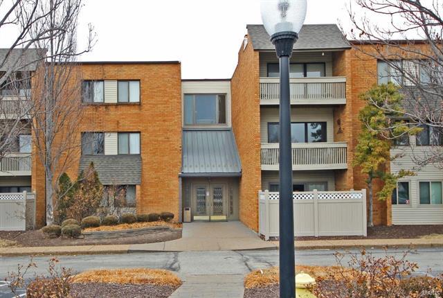 Property Photo: 950 East Rue De La Banque L2 63141