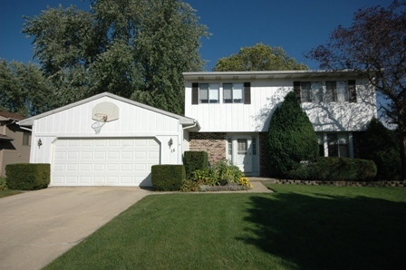 Property Photo:  15 Wedgewood Drive  IL 60177 