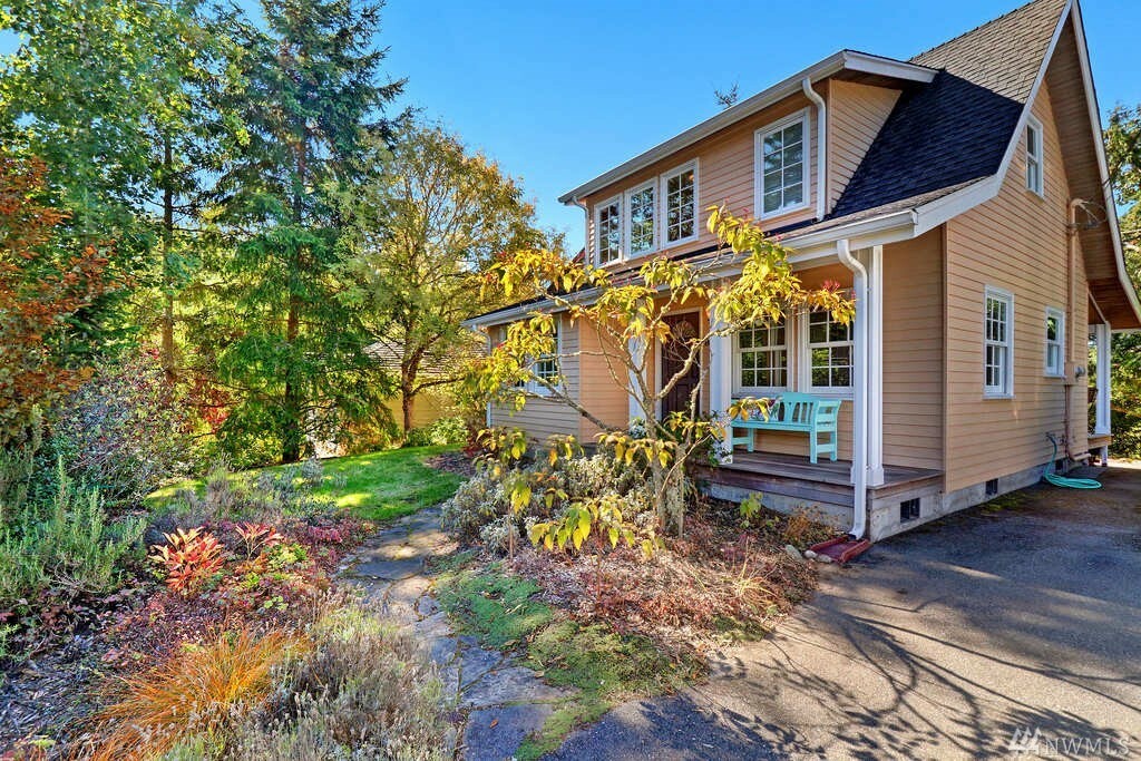 Property Photo:  111 Olympic Ave  WA 98020 