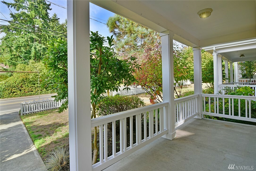Property Photo: 662 Madison Ave N 4 WA 98110