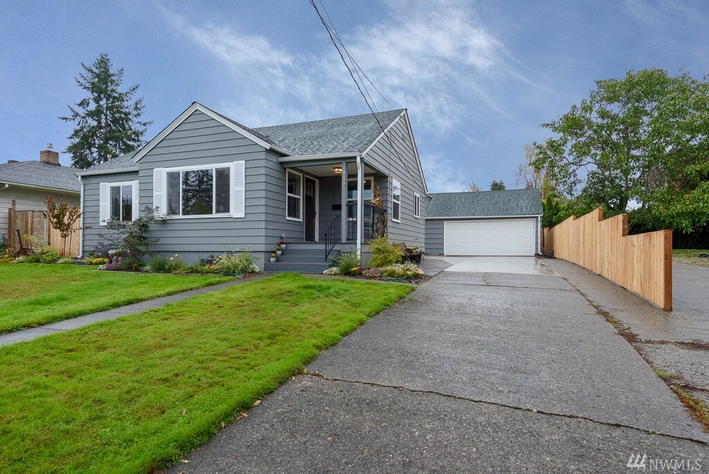 Property Photo:  419 Avenue I  WA 98290 