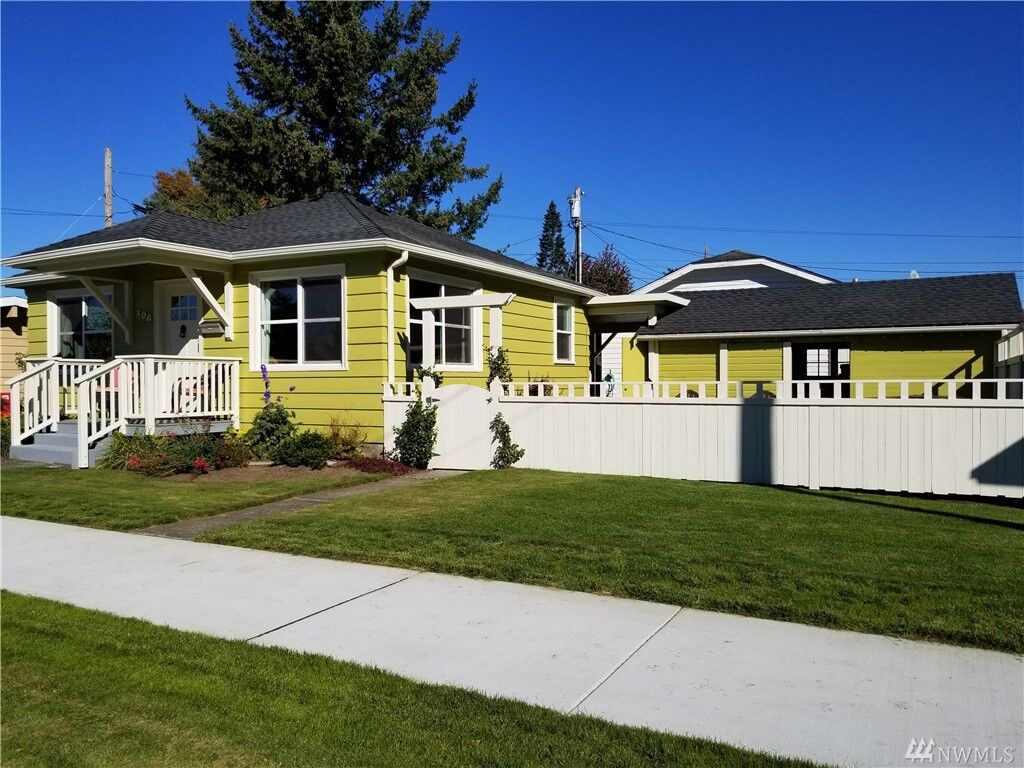 Property Photo:  106 10th St  WA 98264 