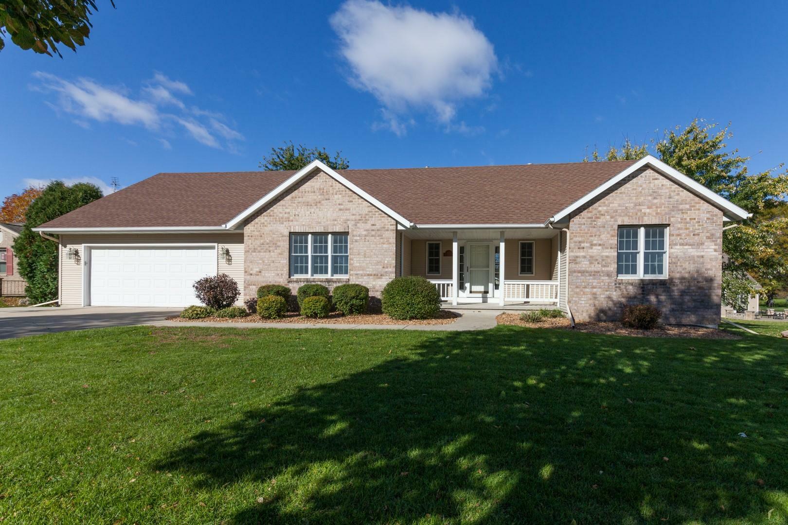 Property Photo: 677 Fairway Cir WI 53549