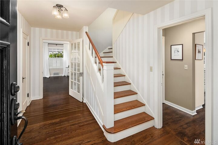 Property Photo: 4512 NE 40th St WA 98105