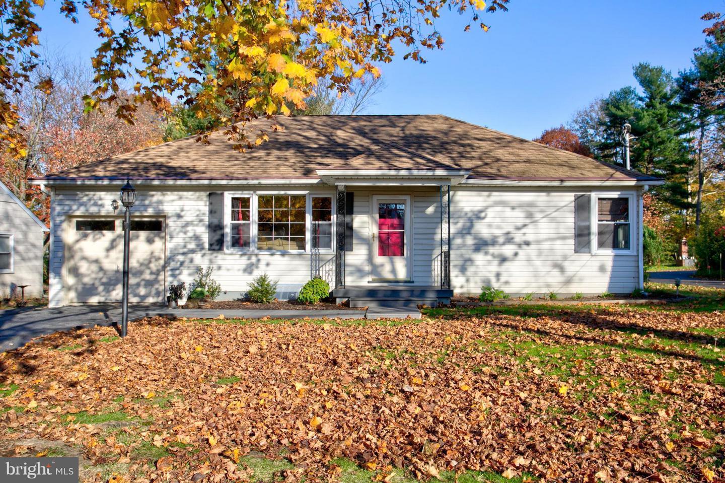 Property Photo:  439 E Roseville Road  PA 17601 