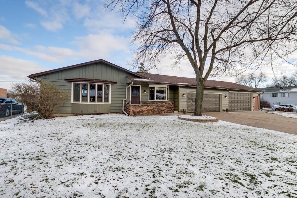 Property Photo: 1121 Lyn Way MN 55033