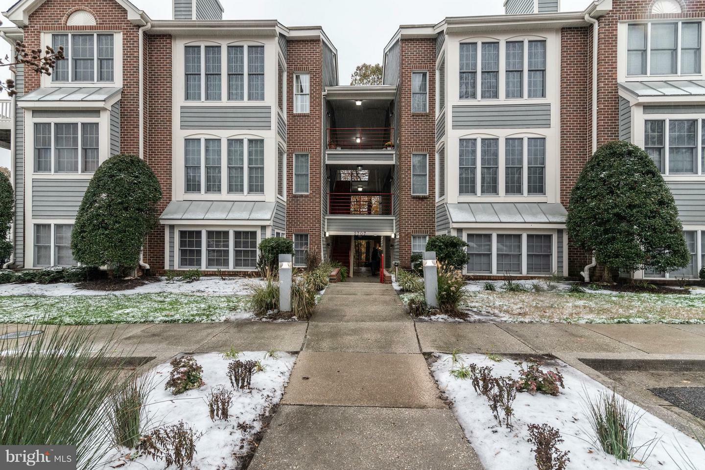 Property Photo: 2707 Summerview Way 7304 MD 21401