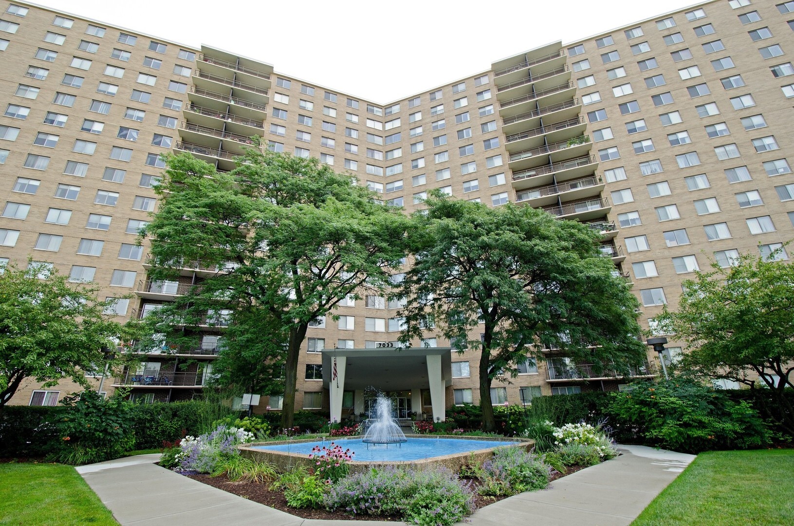Property Photo: 7033 North Kedzie Avenue 915 IL 60645