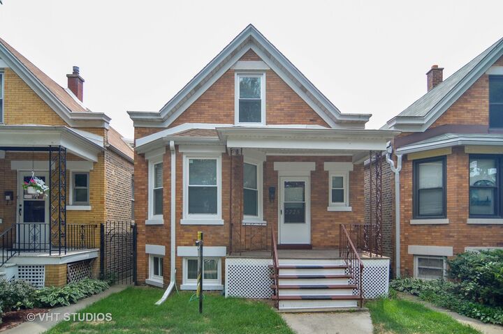 2725 West Nelson Street  Chicago IL 60618 photo
