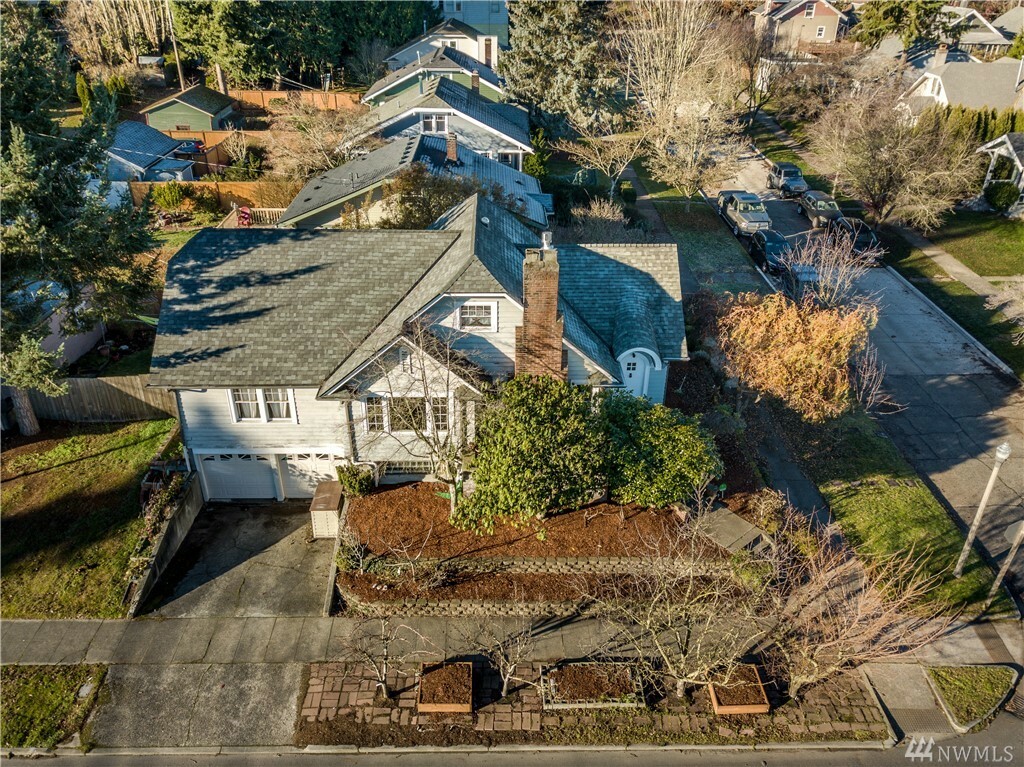 Property Photo:  818 N Alder St  WA 98406 