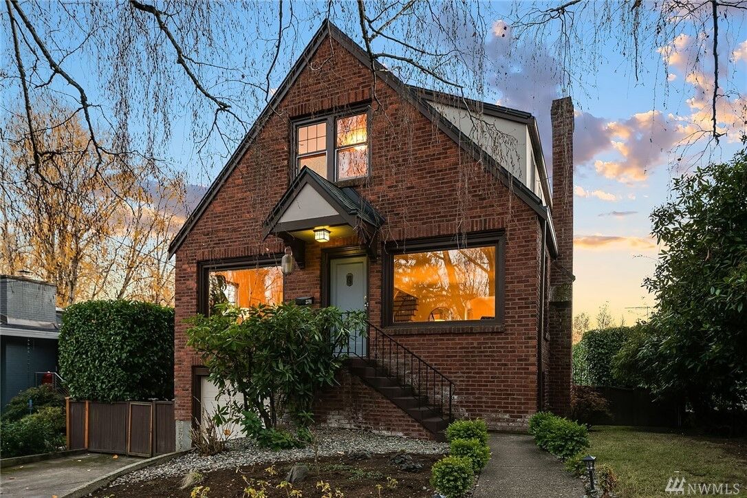 Property Photo:  3711 NE 43rd St  WA 98105 