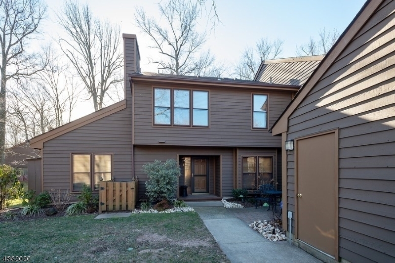 Property Photo:  31 Hickory Hollow Ct  NJ 08820 