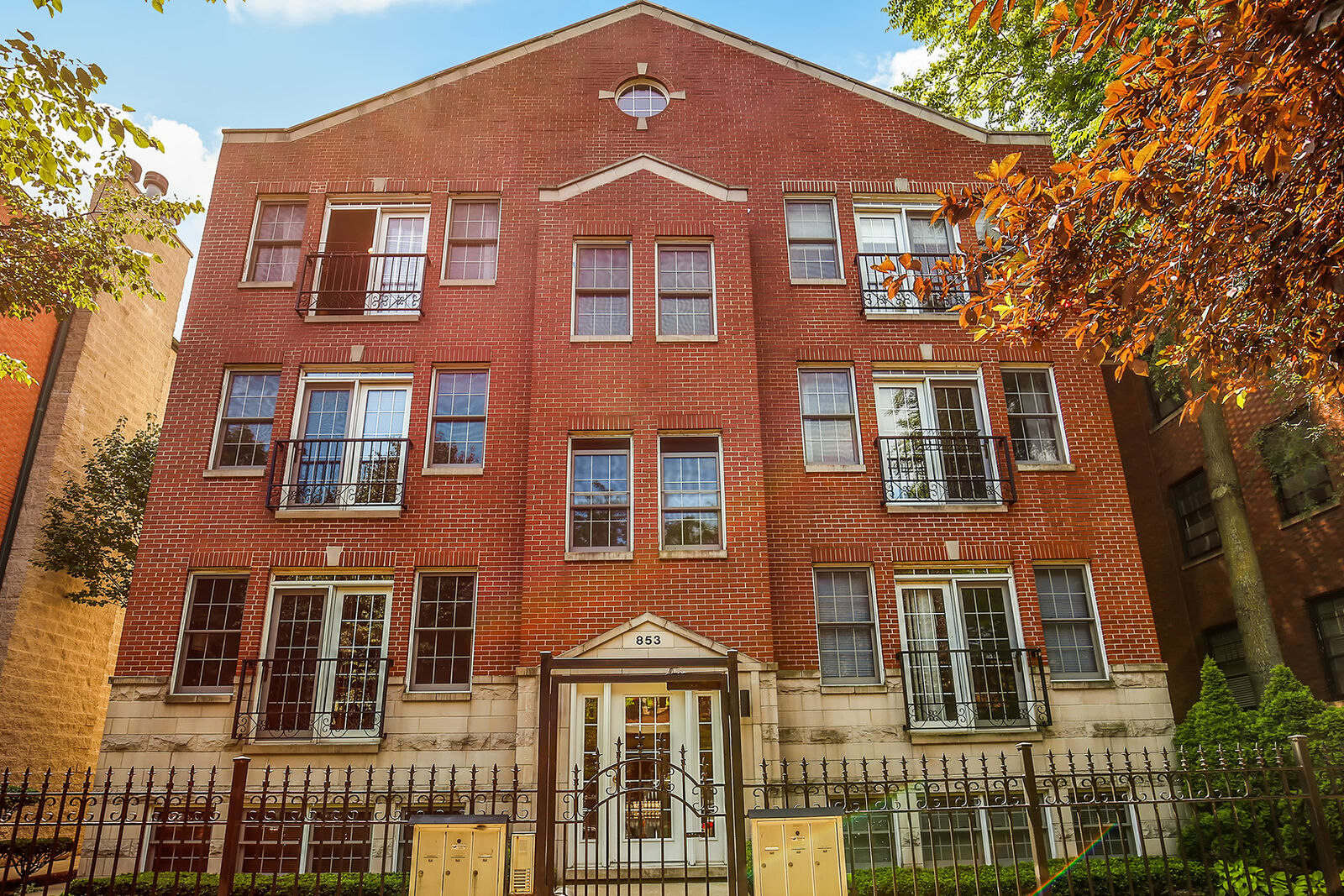 Property Photo:  853 W Lakeside Place 3E  IL 60640 