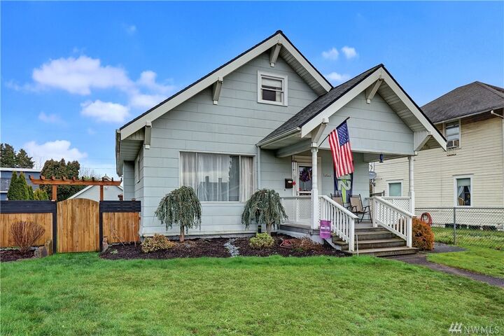 Property Photo:  2022 Rainier Ave  WA 98201 