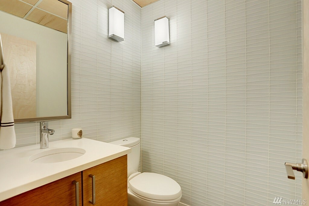 Property Photo: 1529 Sunset Ave SW WA 98116