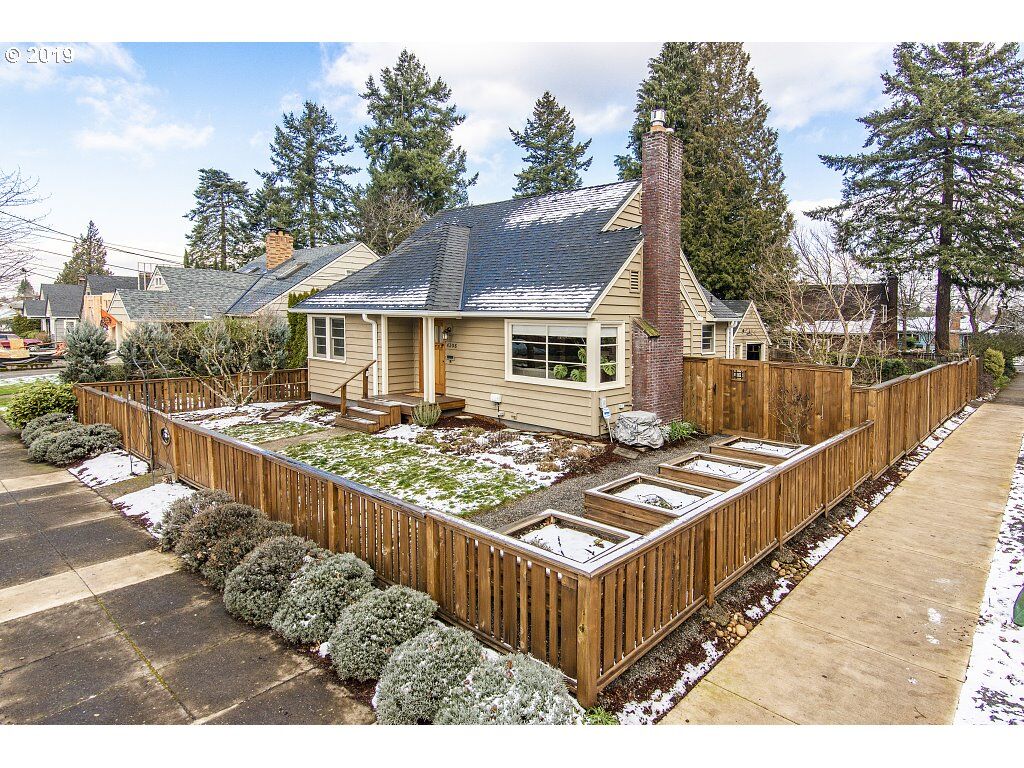 Property Photo:  4306 NE 35th Ave  OR 97211