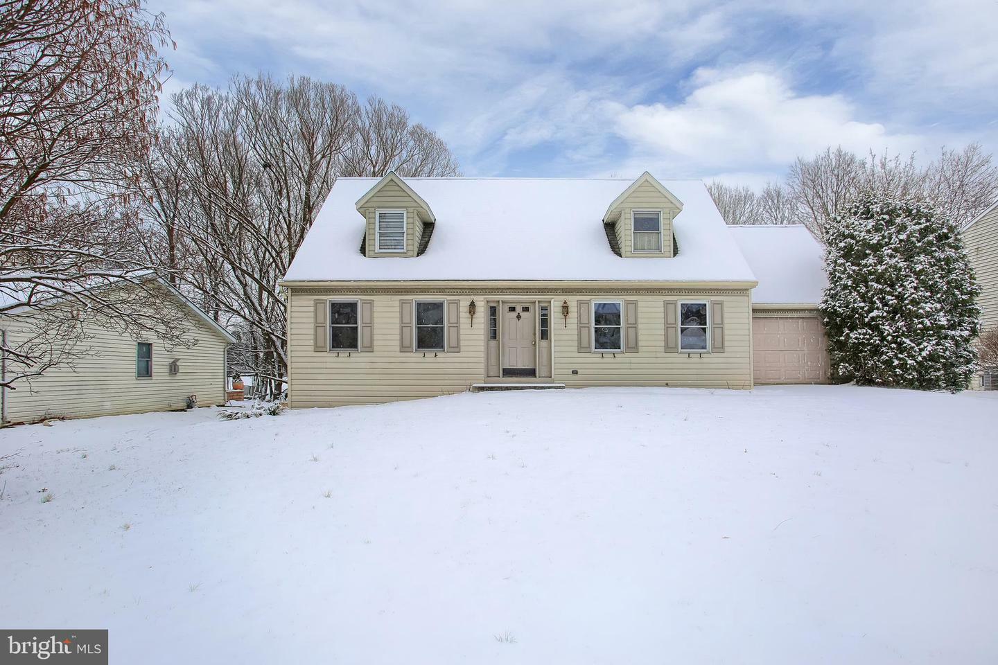 Property Photo:  27 White Oak Boulevard  PA 17050 