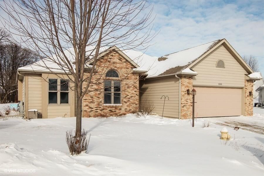Property Photo:  1303 W Heights Ct  WI 53095 