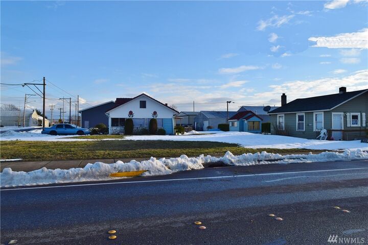 Property Photo: 309 Nooksack Ave WA 98264